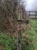 A gauche tout juste avant la barrière